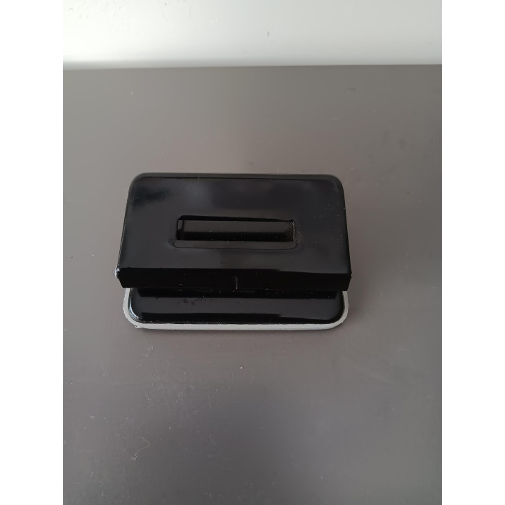 Zwarte metalen perforator