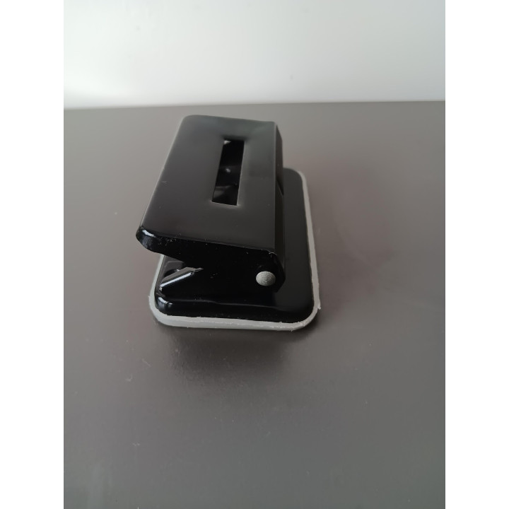 Zwarte metalen perforator