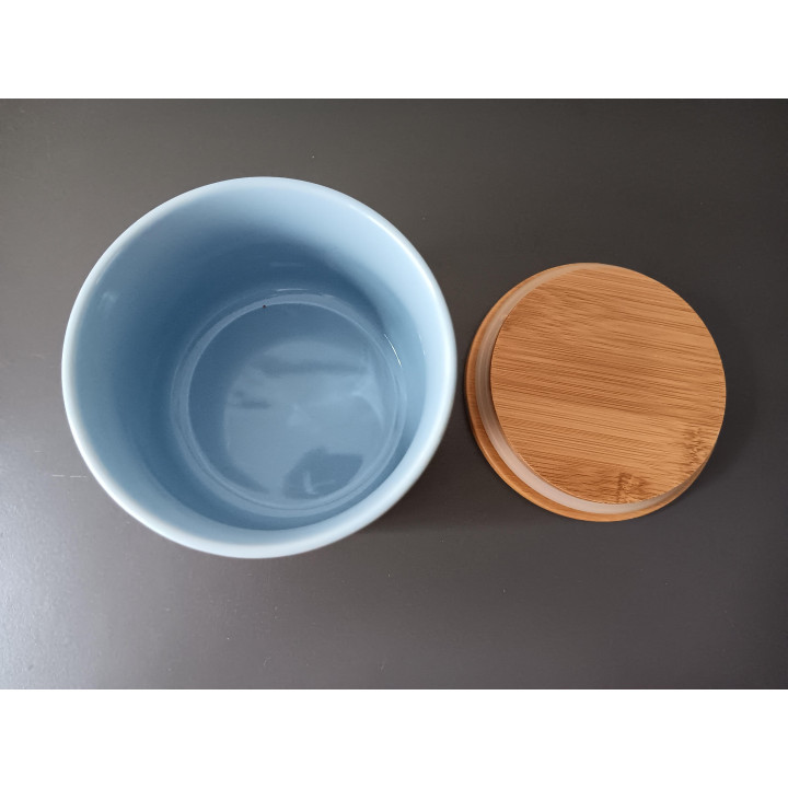 Theebus met bamboe deksel en label