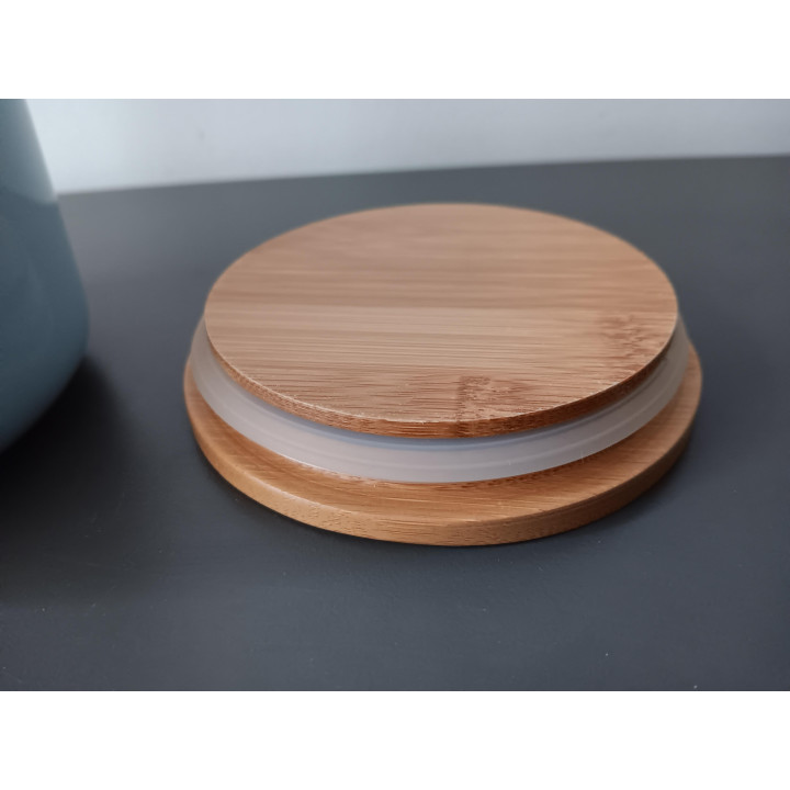 Theebus met bamboe deksel en label