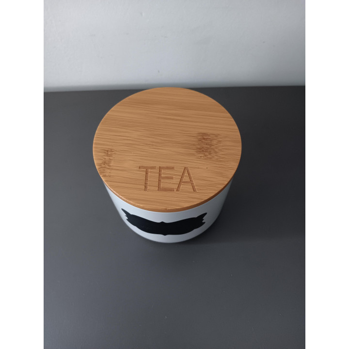 Theebus met bamboe deksel en label