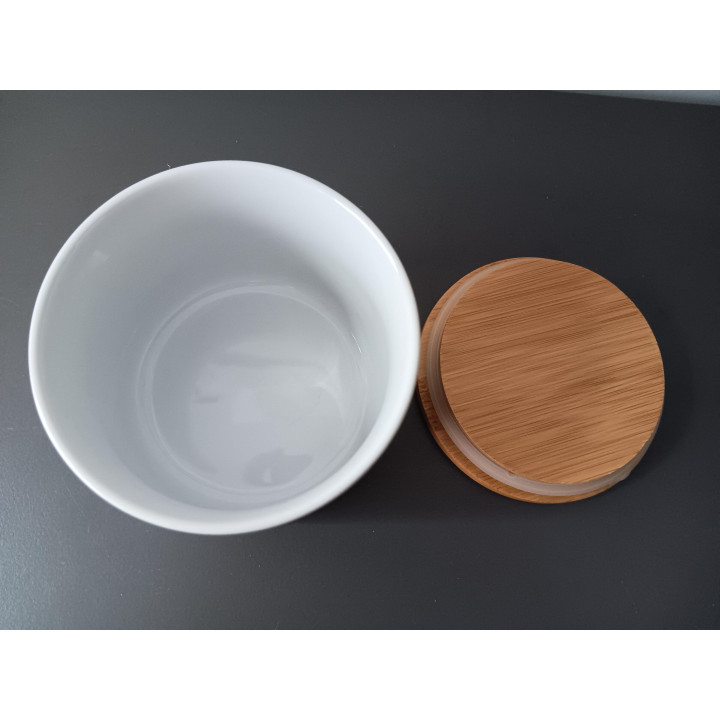 Theebus met bamboe deksel en label