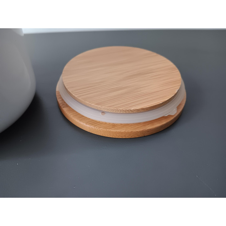 Theebus met bamboe deksel en label