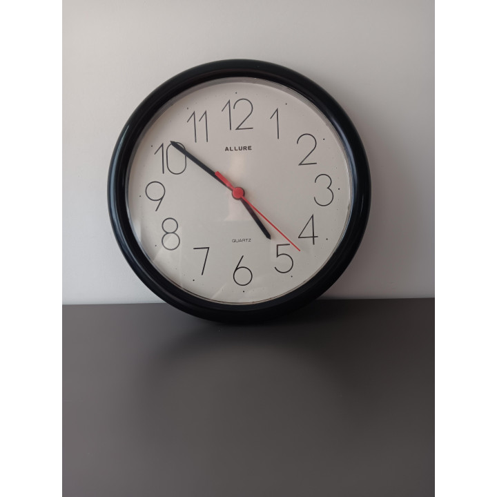 Vintage Allure wandklok zwart wit met rode secondewijzer