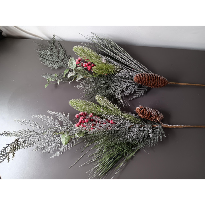 Set van 2 kersttakken met dennenappel en bessen 66 cm