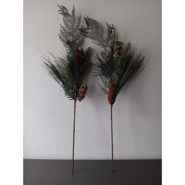 Set van 2 kersttakken met dennenappel en bessen 66 cm