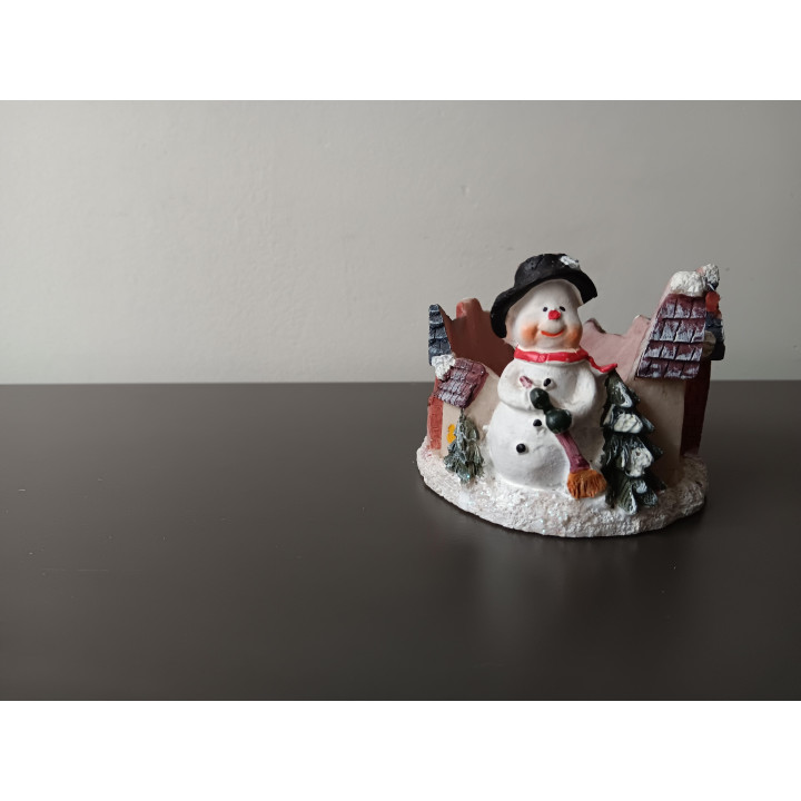 Kerst theelichthouder met sneeuwpop en huisje