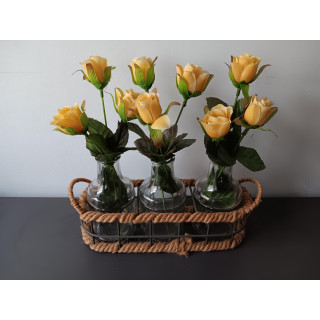 Set van 3 glazen vaasjes met kunstbloemen in metalen mand