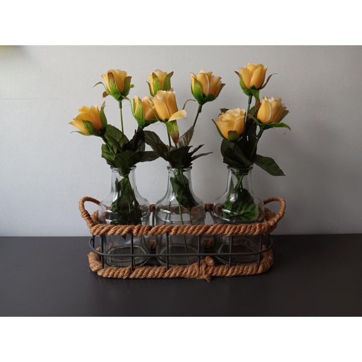 Set van 3 glazen vaasjes met kunstbloemen in metalen mand