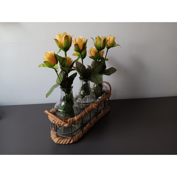 Set van 3 glazen vaasjes met kunstbloemen in metalen mand