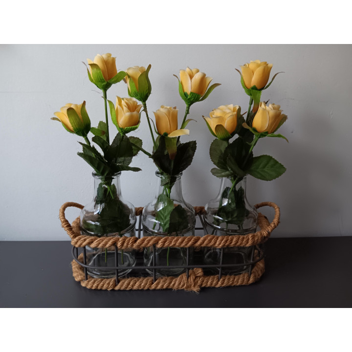 Set van 3 glazen vaasjes met kunstbloemen in metalen mand