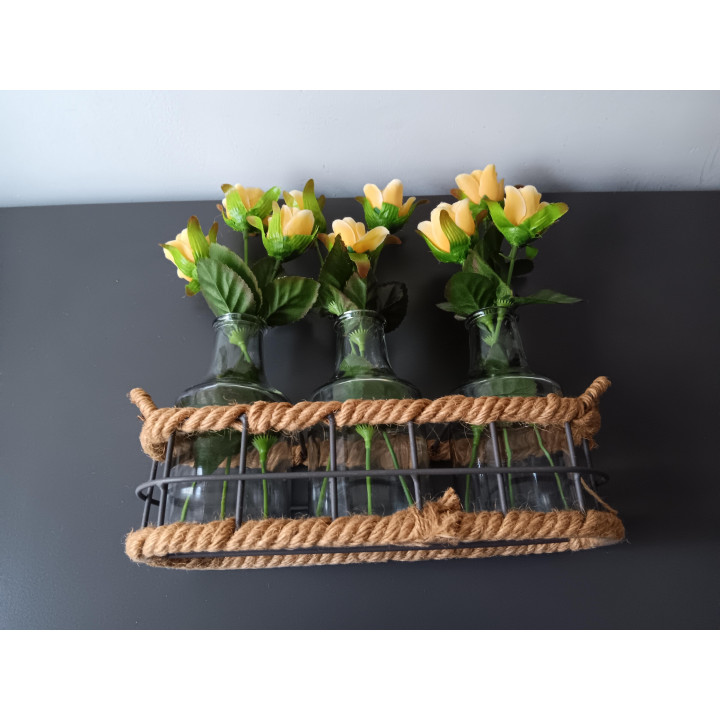 Set van 3 glazen vaasjes met kunstbloemen in metalen mand