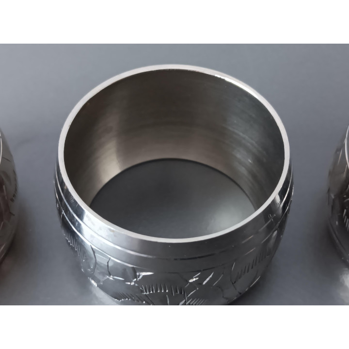 Set van 4 metalen servetringen met gegraveerd patroon
