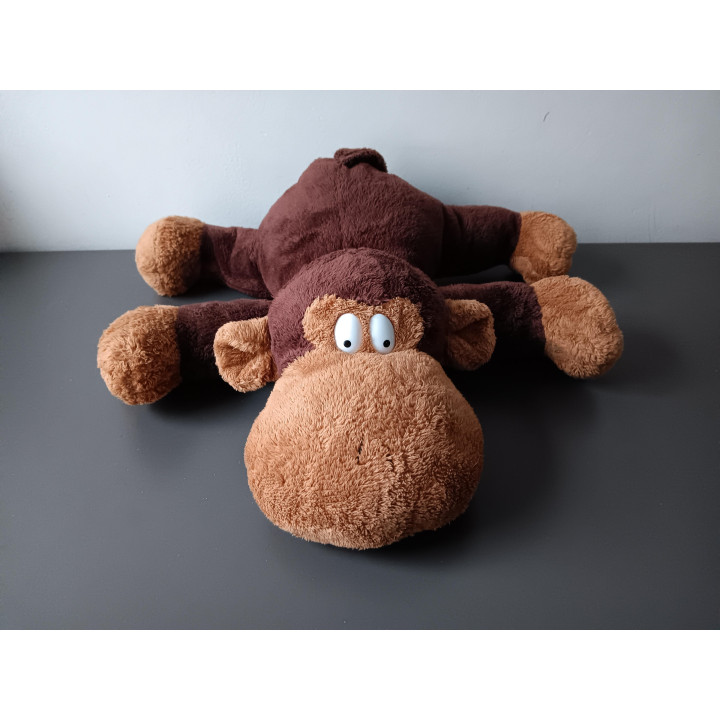Grote liggende aap knuffel bruin | Angelique’s Kringloop