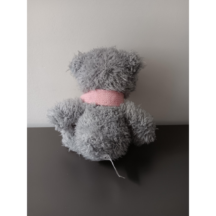 Grijze teddybeer met roze sjaal | Angelique’s Kringloop