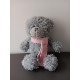 Grijze teddybeer met roze sjaal | Angelique’s Kringloop