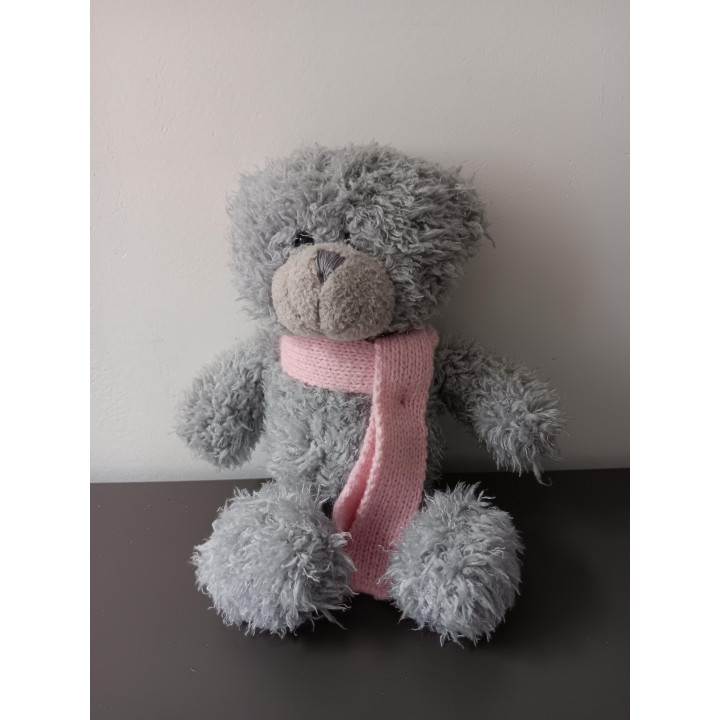 Grijze teddybeer met roze sjaal | Angelique’s Kringloop