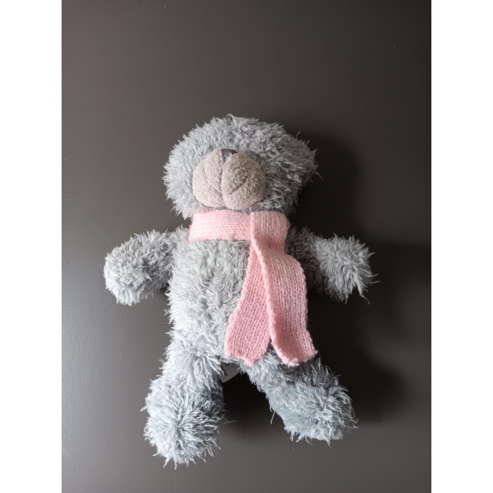 Grijze teddybeer met roze sjaal | Angelique’s Kringloop