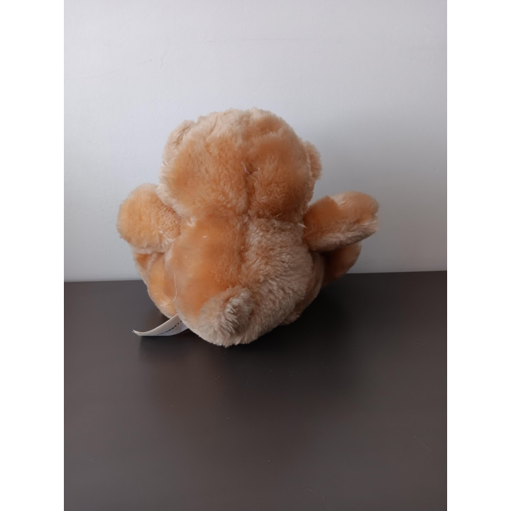 Kleine knuffelbeer met rode strik