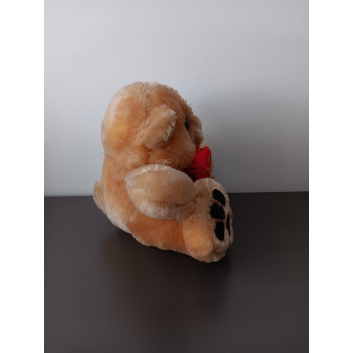 Kleine knuffelbeer met rode strik