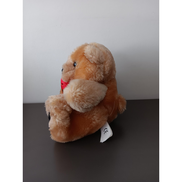 Kleine knuffelbeer met rode strik