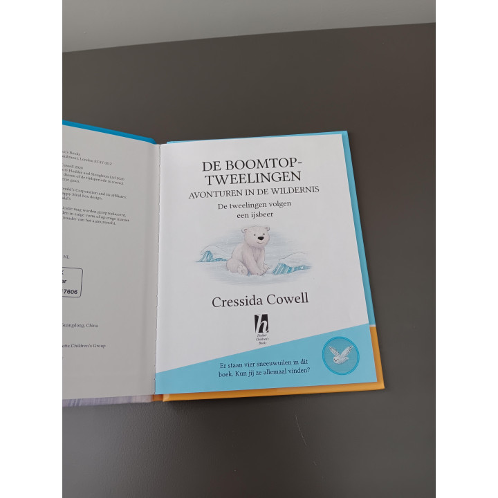 De Boomtop Tweelingen avonturen in de wildernis De tweelingen volgen een ijsbeer