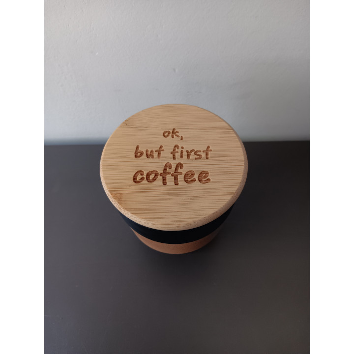 Koffiebeker to go met bamboe deksel en kurkband