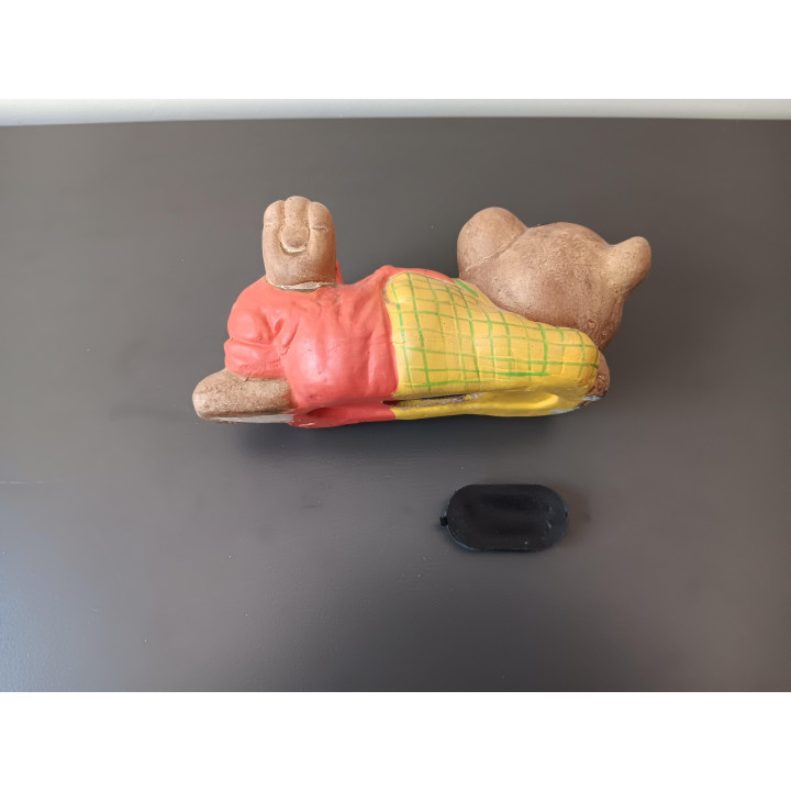 Vintage spaarpot beer liggend