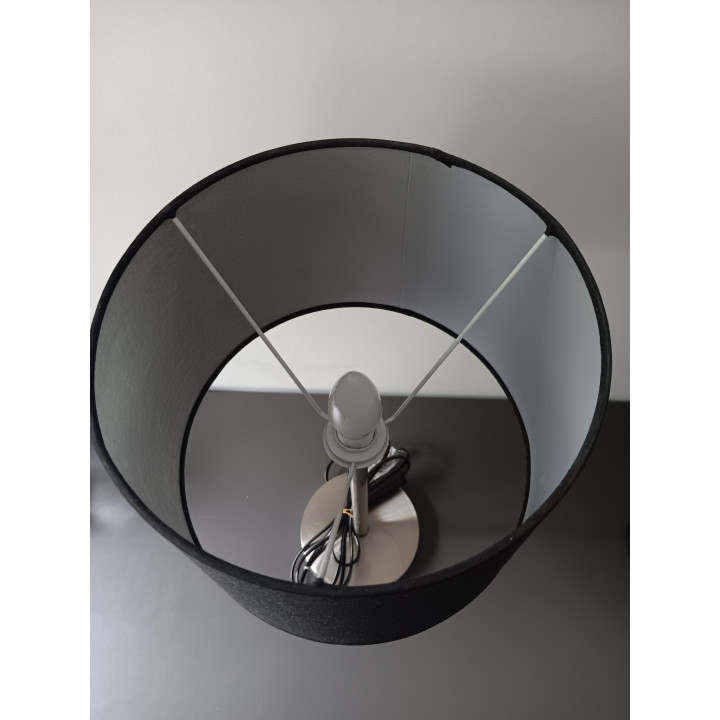 Zwarte tafellamp met metalen voet