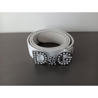 Witte riem met strass gesp en reliëfpatroon