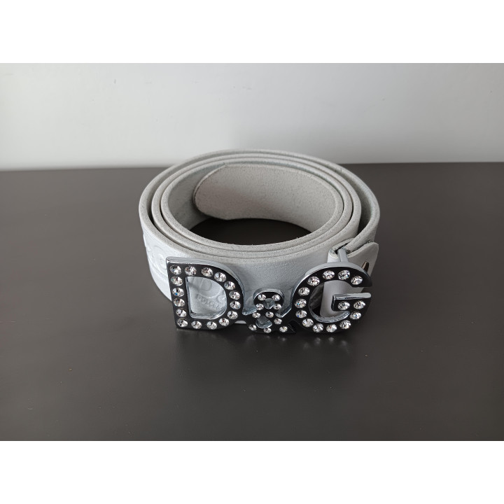 Witte riem met strass gesp en reliëfpatroon