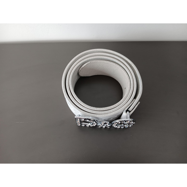 Witte riem met strass gesp en reliëfpatroon