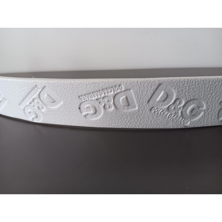 Witte riem met strass gesp en reliëfpatroon