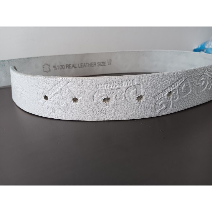 Witte riem met strass gesp en reliëfpatroon