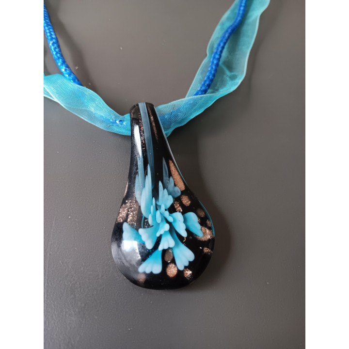 Blauwe halsketting met glashanger druppelvorm