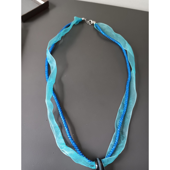 Blauwe halsketting met glashanger druppelvorm