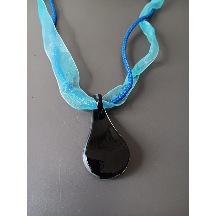 Blauwe halsketting met glashanger druppelvorm