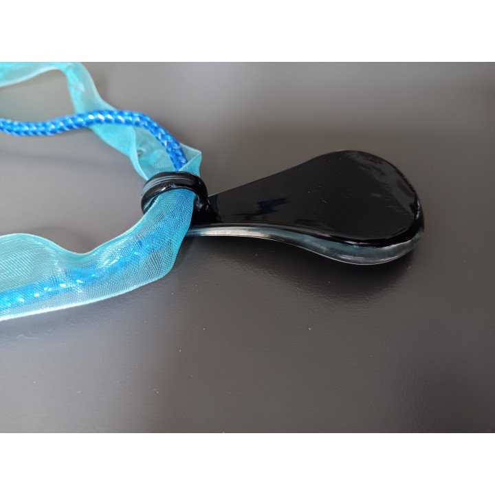 Blauwe halsketting met glashanger druppelvorm