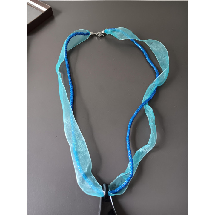 Blauwe halsketting met glashanger druppelvorm