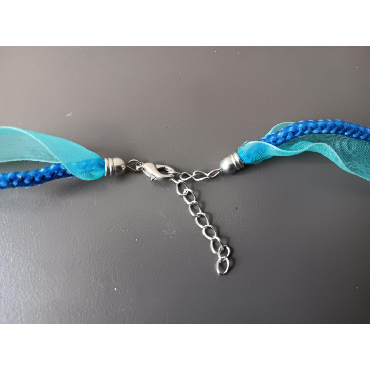 Blauwe halsketting met glashanger druppelvorm