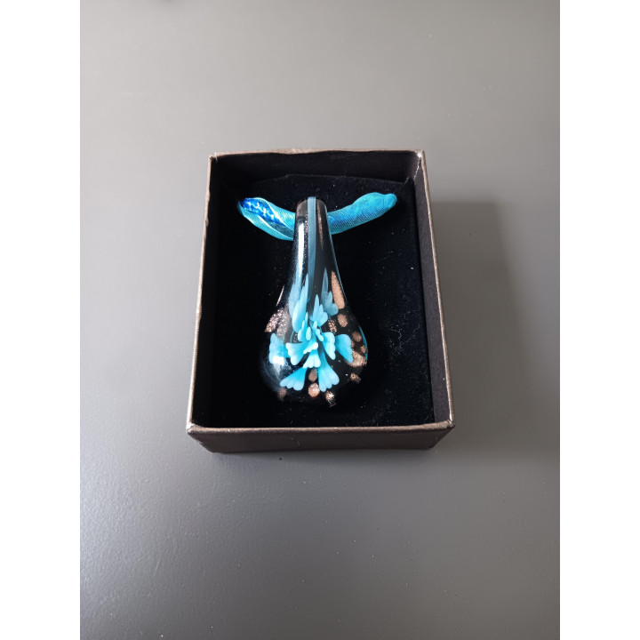 Blauwe halsketting met glashanger druppelvorm