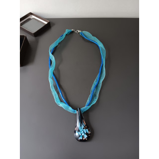 Blauwe halsketting met glashanger druppelvorm