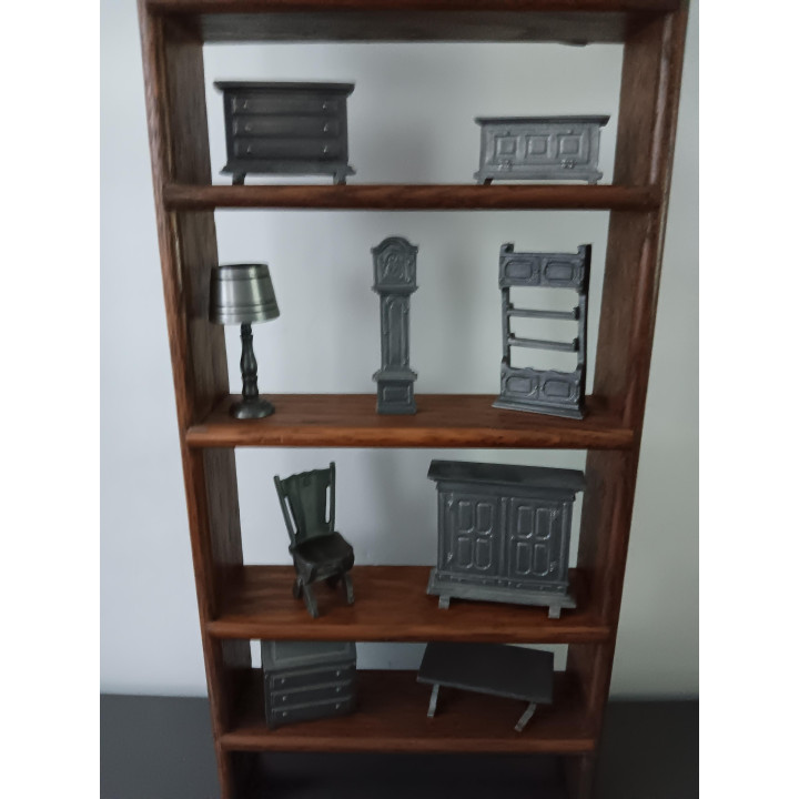 Tinnen poppenhuis meubelset in houten wandkastje