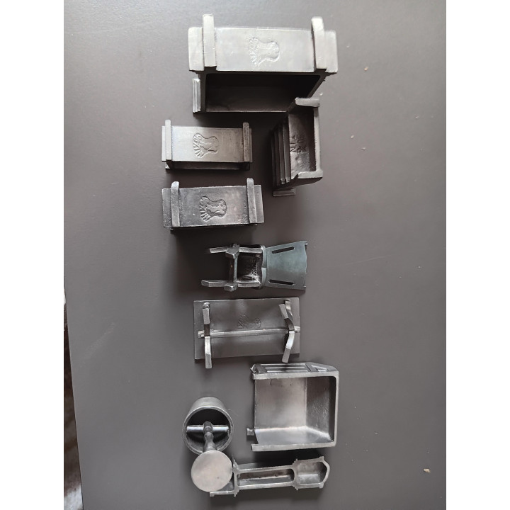 Tinnen poppenhuis meubelset in houten wandkastje