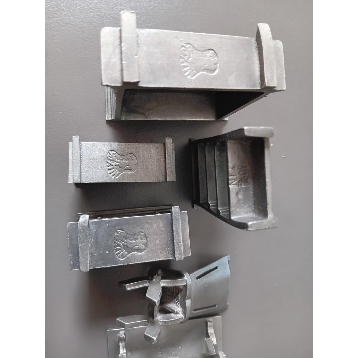 Tinnen poppenhuis meubelset in houten wandkastje