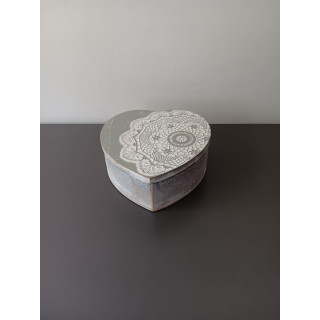 Hartvormige houten opbergdoos met kantpatroon