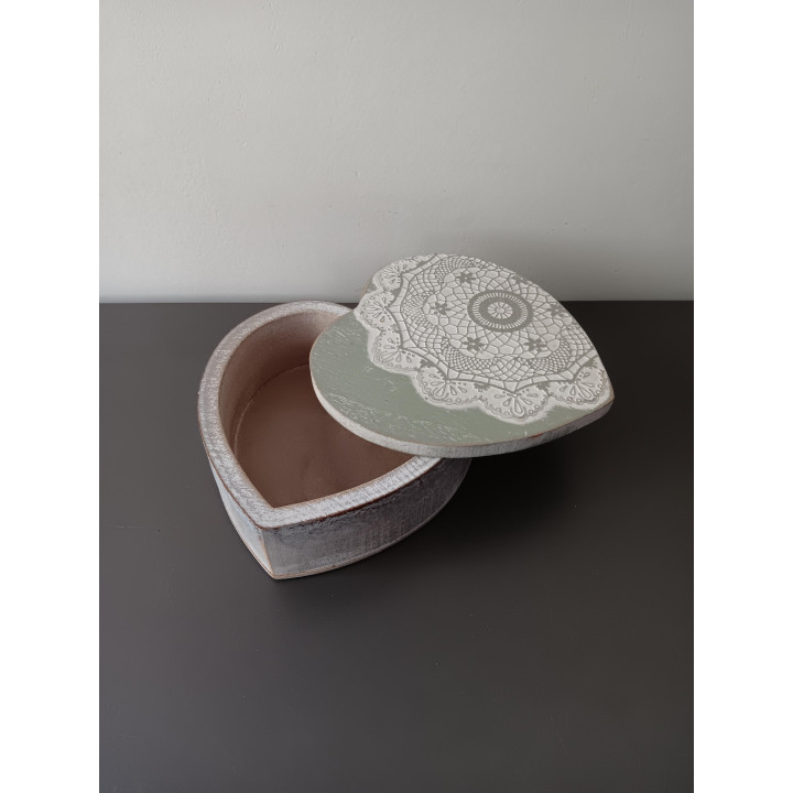 Hartvormige houten opbergdoos met kantpatroon