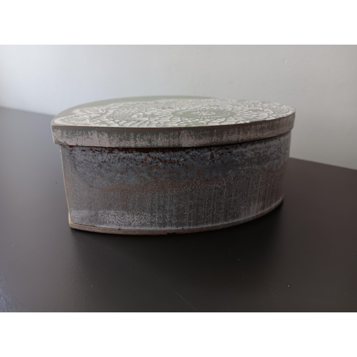 Hartvormige houten opbergdoos met kantpatroon