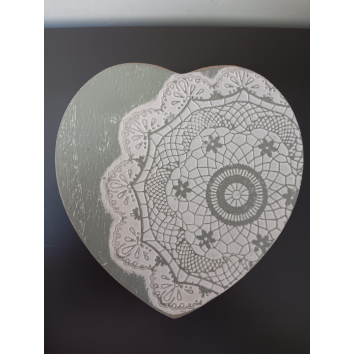 Hartvormige houten opbergdoos met kantpatroon