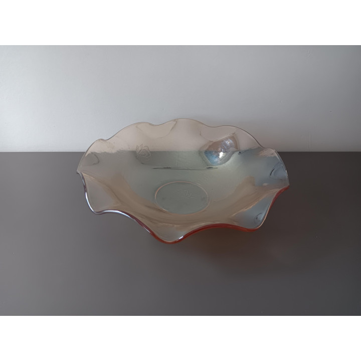 Golvende glazen schaal met bloemmotief